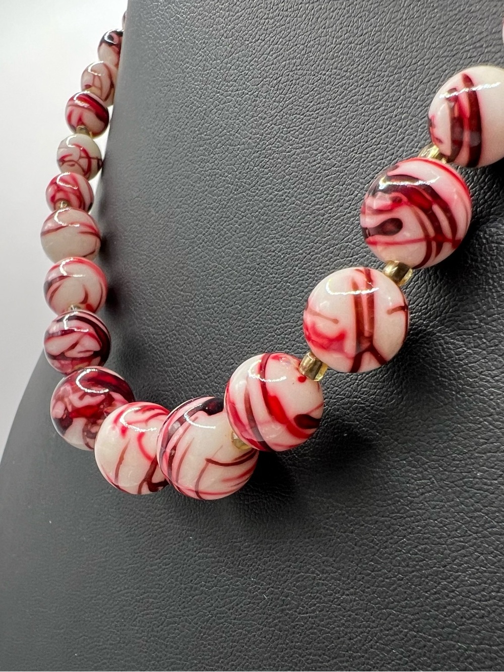 VTG Art Deco Red White Swirl Slag Glass Graduated Bead Necklace Barrel Clasp